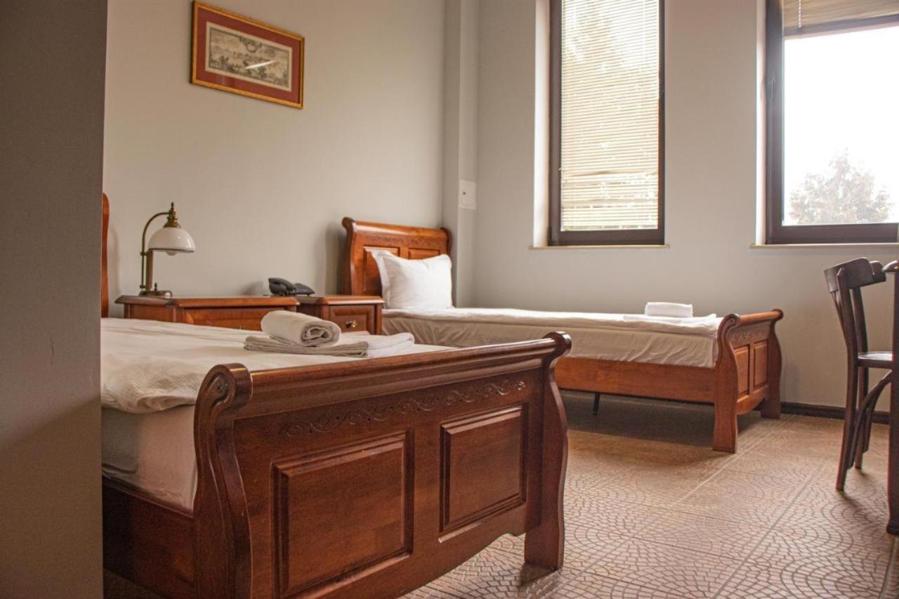 Fort Hotel Varsovie Extérieur photo