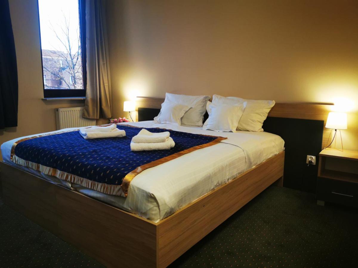Fort Hotel Varsovie Extérieur photo